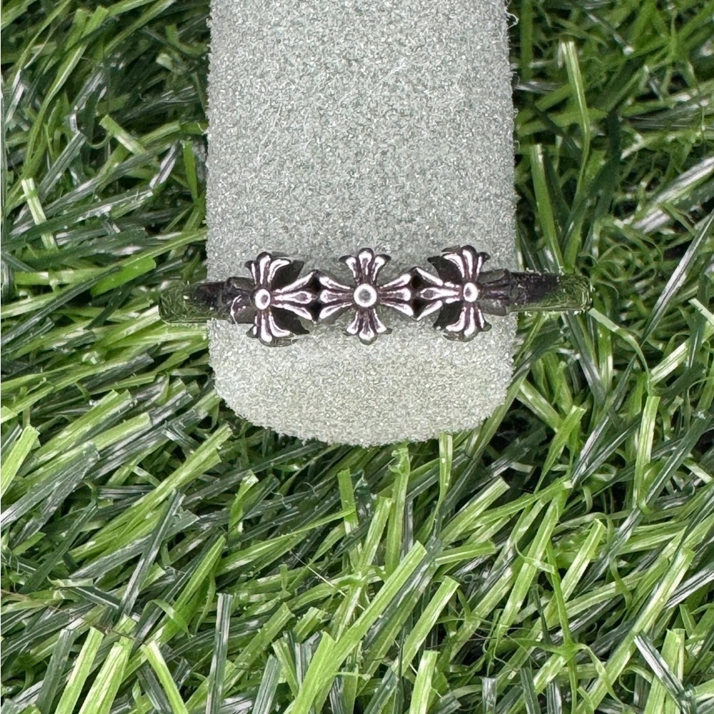 Elegant Silver Floral Ring